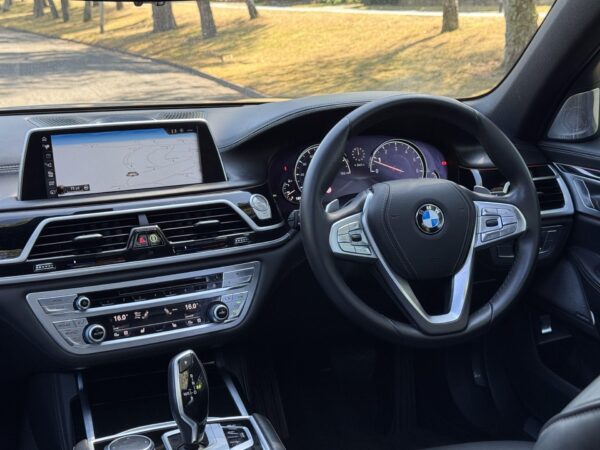 2017 BMW 750i 4.4 V8 M Sport Auto