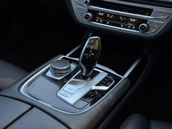 2017 BMW 750i 4.4 V8 M Sport Auto